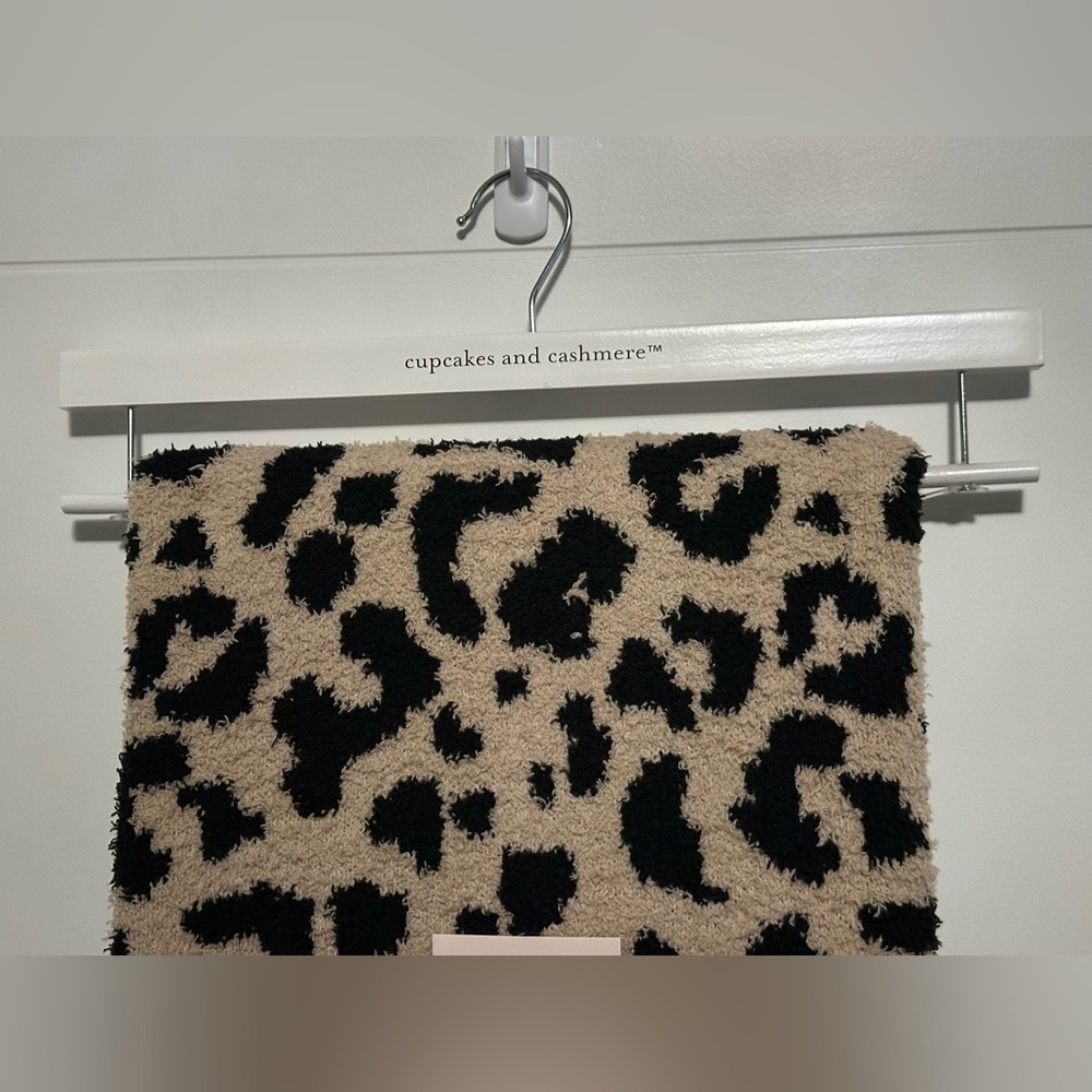 ✨NWT✨ Cupcakes & Cashmere: Decorative Throw - Picture 5 of 5